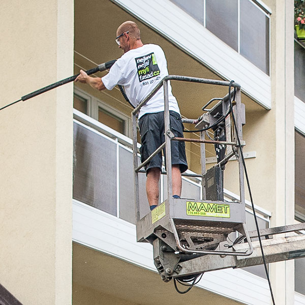 Plošná dezinfekce interierů a budov v Brně - Provádíme plošnou dezinfekci interiérů a budov v Brně. Vsaďte na účinnou a finančně dostupnou dezinfekci kanceláří, škol, sportovišť a dalších.