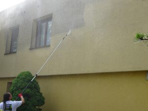 Mytí žluté fasády