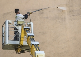 Bezdotyková aplikace a čištění fasády - Profesionál z Umyjemto myje znečištěnou fasádu za pomocí zvdihací plošiny