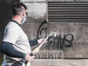 Usuwanie graffiti myjką ciśnieniową