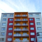 kolorowy blok mieszkalny