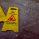Dwa żółte znaki ostrzegawcze o myciu