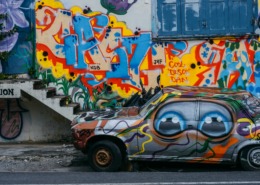 stary samochód z graffitii na karoserii